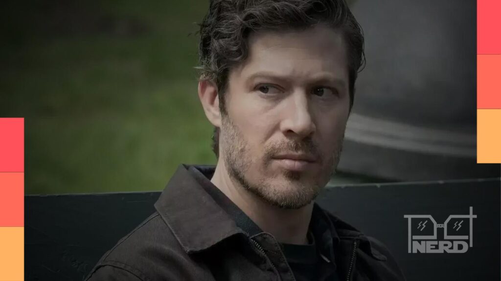 Zach Gilford como Elias Voit, o serial killer Sicarius, no final da 19ª temporada de Criminal Minds: Evolution