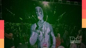 Ryan Reynolds vestido de Deadpool usando roupa jeans durante apresentação na SDCC