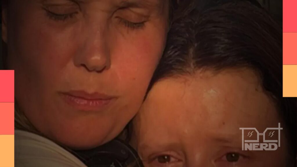 Justine Triet abraçada com Mia Goth com claquete, anunciando o encerramento das filmagens de Fonda