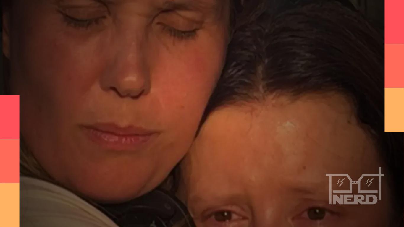 Justine Triet abraçada com Mia Goth com claquete, anunciando o encerramento das filmagens de Fonda