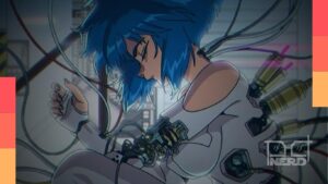 Cena de Ghost in the Shell com Motoko Kusanagi em um cenário cyberpunk, destacando a estética da adaptação do Science Saru