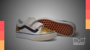Tênis Vans Gold Skool com cores branco e preto, biqueiras douradas e estrelas inspirado em “Golden” de Guerreiras do K-Pop
