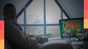 Erling Haaland mostrando o Xbox Series X e uma geladeira temática gamer em sua casa