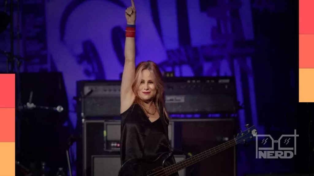 Jennifer Finch, baixista da banda L7, em foto de divulgação durante apresentação