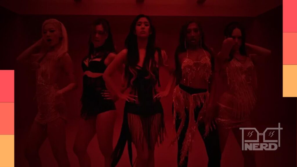 KATSEYE em cena do clipe “Animal”, com estética de sedução sofisticada e atmosfera pop moderna
