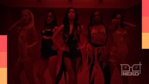KATSEYE em cena do clipe “Animal”, com estética de sedução sofisticada e atmosfera pop moderna