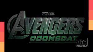 Kevin Feige no palco em evento chinês e referência ao filme Vingadores: Doutor Destino