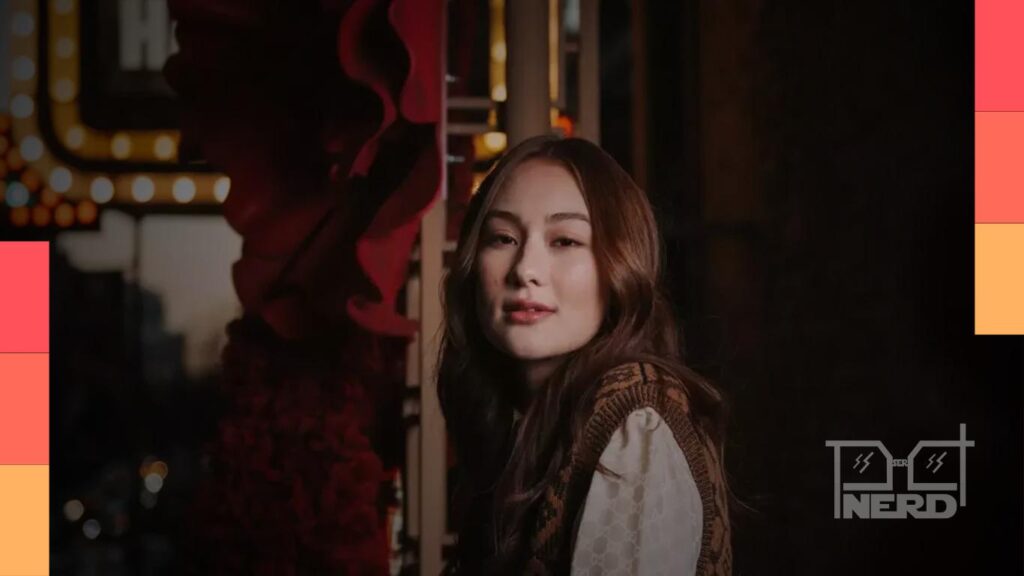 Lola Tung em foto promocional, estrelando novo filme da A24 com Gracie Abrams e Tom Burke