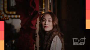 Lola Tung em foto promocional, estrelando novo filme da A24 com Gracie Abrams e Tom Burke