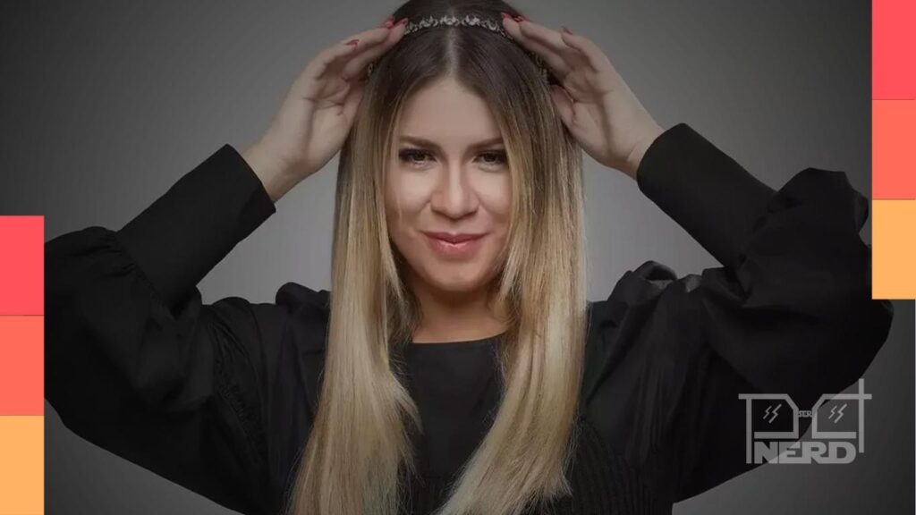 Marina Versos interpretando Marília Mendonça no longa do Prime Video, com elenco do filme ao fundo