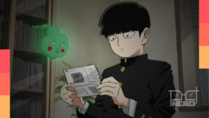 Cena do curta de Mob Psycho 100 com Arataka Reigen tentando instalar uma câmera de segurança por engano