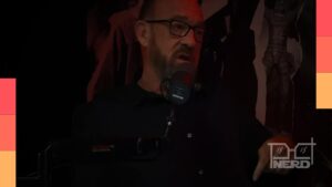 Chuck Russell em entrevista, diretor de O Máskara e O Escorpião Rei, em imagem de divulgação