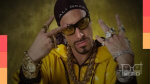 Sacha Baron Cohen caracterizado como Ali G ao lado de referência a nova produção cinematográfica