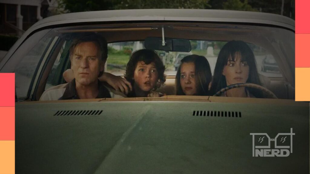 Anne Hathaway e Ewan McGregor em O Fim da Rua, fugindo e usando armas diante de dinossauros