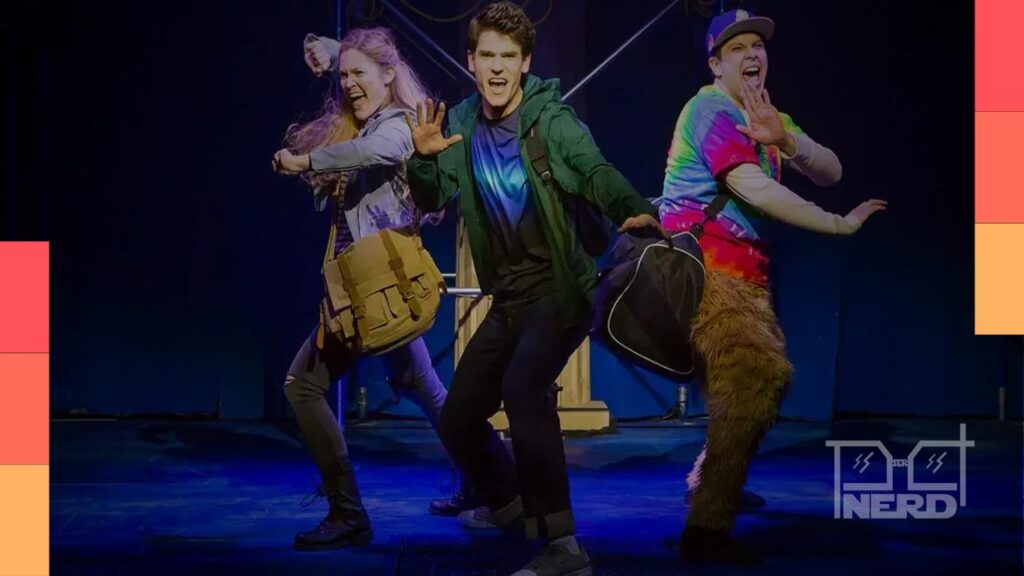 Rodrigo Filgueiras como Luke Castellan e Nicole Luz como Clarisse La Rue na montagem brasileira de Percy Jackson: O Ladrão de Raios: O Musical