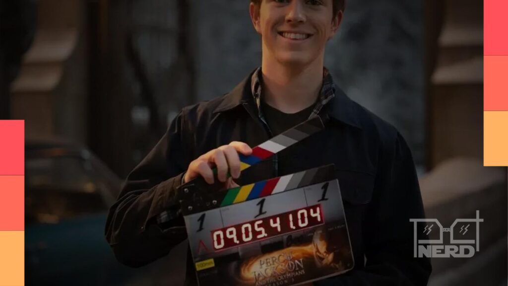 Percy Jackson em destaque ao lado do selo de classificação indicativa da 3ª temporada