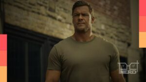 Alan Ritchson como Jack Reacher em cena de ação, com data de estreia da 4ª temporada de Reacher em agosto