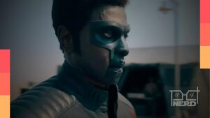 Ilustração do Senhor Incrível e referência ao anúncio da série com Edi Gathegi na DC Studios
