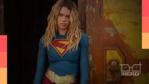 Personagem Supergirl em cena de filme, com destaque para a queda de 74% na bilheteria doméstica