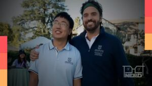 Jake Johnson em entrevista sobre The Dink, brincando que Aaron Chen virou seu “Ed Harris da vida real”
