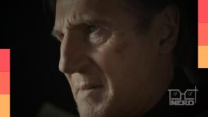 Liam Neeson em cena de The Mongoose durante uma perseguição com clima tenso de thriller de ação
