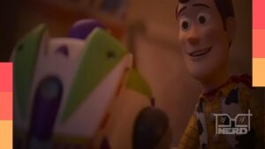Cena de Toy Story 5 com Woody, Buzz Lightyear e personagens da franquia Pixar em comemoração
