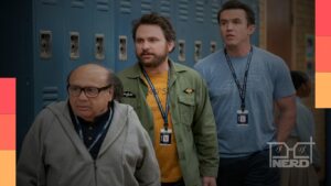 Foto de Danny DeVito, Charlie Day e Rob McElhenney em It’s Always Sunny in Philadelphia, referência de séries de comédia no streaming