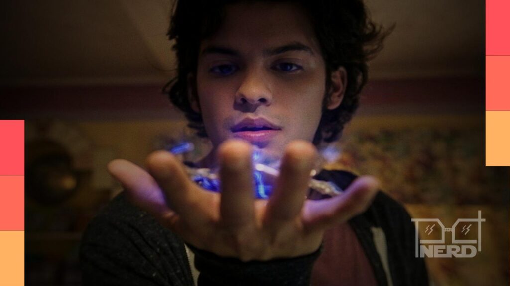 Xolo Maridueña como Besouro Azul ao lado de elementos do universo Superman em Superman: Man of Tomorrow