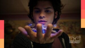 Xolo Maridueña como Besouro Azul ao lado de elementos do universo Superman em Superman: Man of Tomorrow