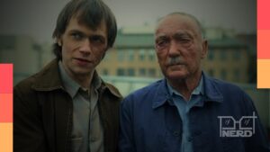Imagem de divulgação da série Hunters na Netflix com o personagem Jonah em meio à tensão da década de 1970