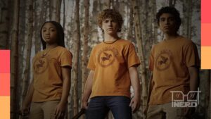 Elenco de Percy Jackson e os Olimpianos em cena, com Walker Scobell, Leah Sava Jeffries e Aryan Simhadri, e logotipo do Disney+ ao fundo