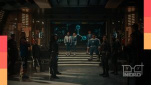 Loki com símbolo da TVA ao lado do tema de Vingadores: Doutor Destino, destacando a importância de assistir Loki antes do filme