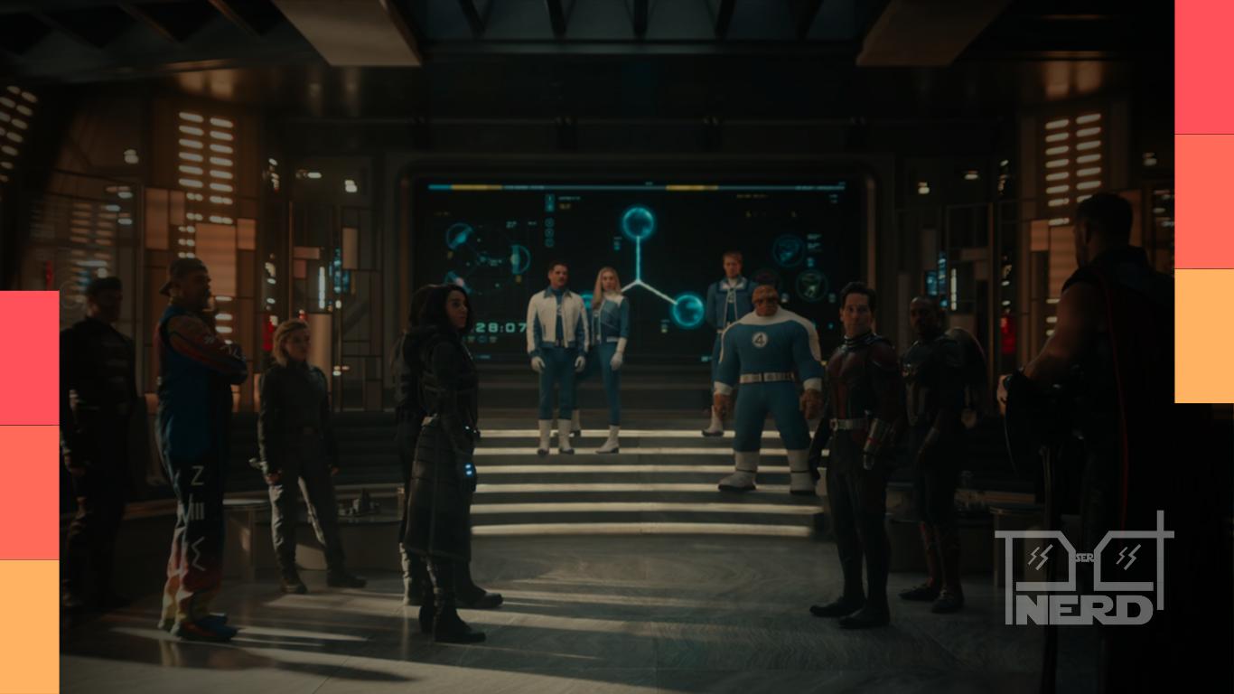 Loki com símbolo da TVA ao lado do tema de Vingadores: Doutor Destino, destacando a importância de assistir Loki antes do filme