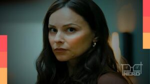 Cena da minissérie Cassandra na Netflix com a protagonista em clima de tensão psicológica