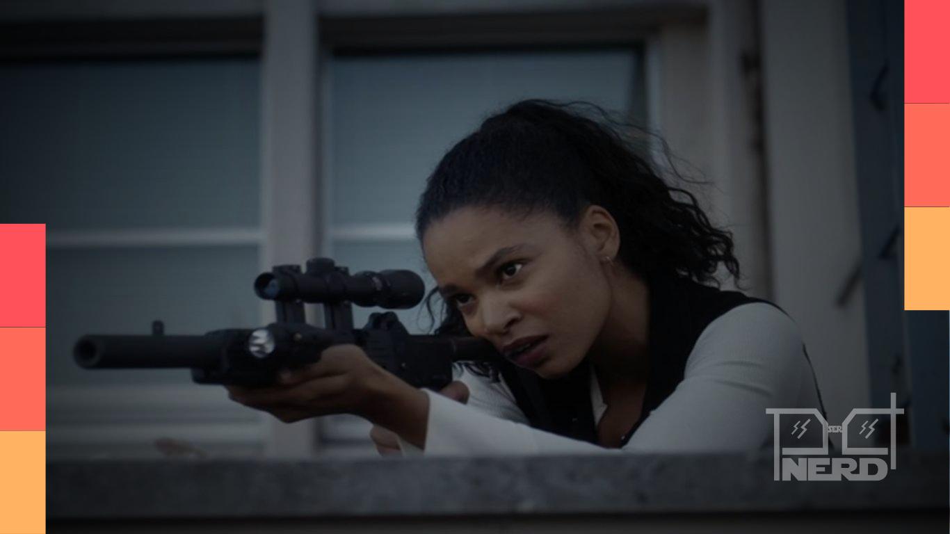Cena de Travelers, série de ficção científica da Netflix sobre agentes do futuro que assumem corpos no presente
