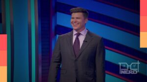 Colin Jost apresentando Pop Culture Jeopardy! em um game show de perguntas e respostas sobre filmes e séries na Netflix