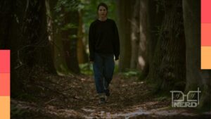 Lucy Chambers em clima de suspense, com referência às 3h33 e atmosfera sobrenatural de A Hora do Diabo