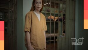 Cena do set de Tremembé com Marina Ruy Barbosa em ambiente que recria celas de presídio