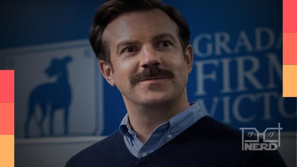 Jason Sudeikis como Ted Lasso em cena da série no campo