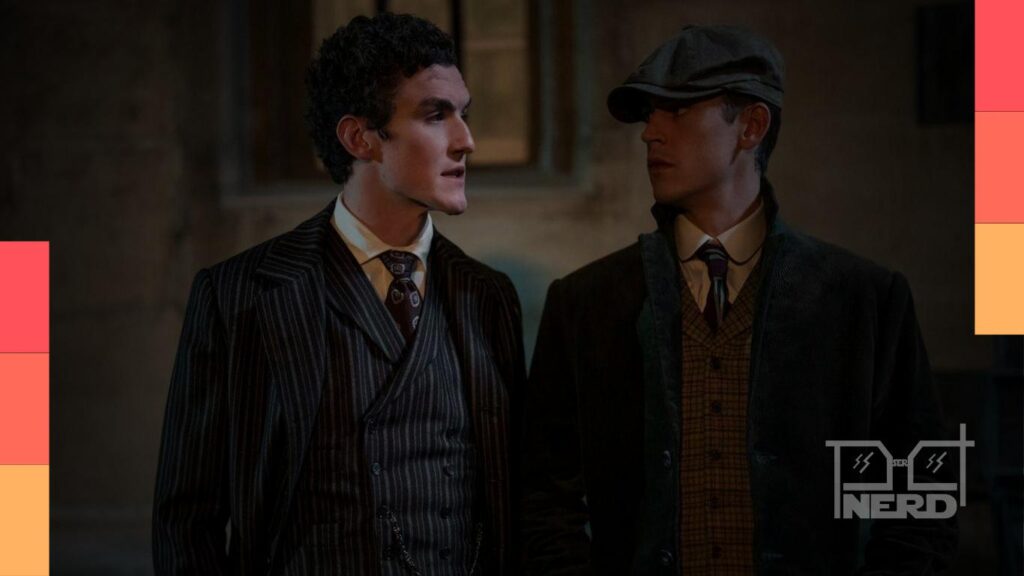Ilustração com Sherlock Holmes e elementos de investigação (lupa, documentos e Londres), destacando filmes e séries para streaming.