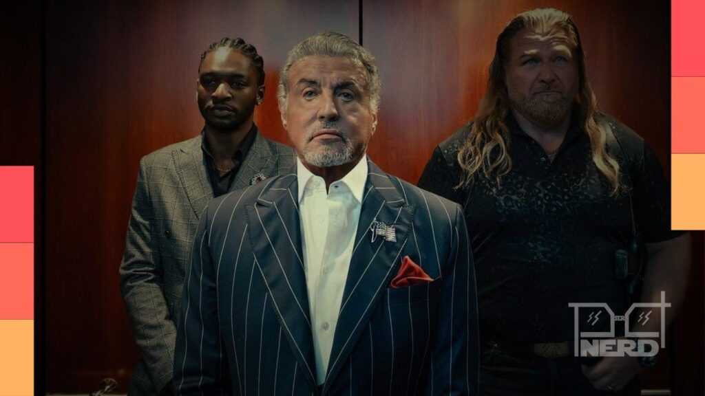 Sylvester Stallone em foto promocional, celebrando 80 anos com personagens Rocky Balboa e John Rambo.