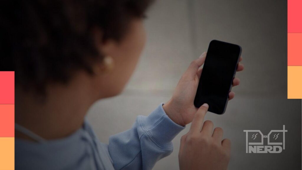Celular mostrando aplicativo de acompanhar filmes e séries com aviso de encerramento do TV Time em 15 de julho