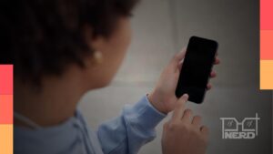 Celular mostrando aplicativo de acompanhar filmes e séries com aviso de encerramento do TV Time em 15 de julho