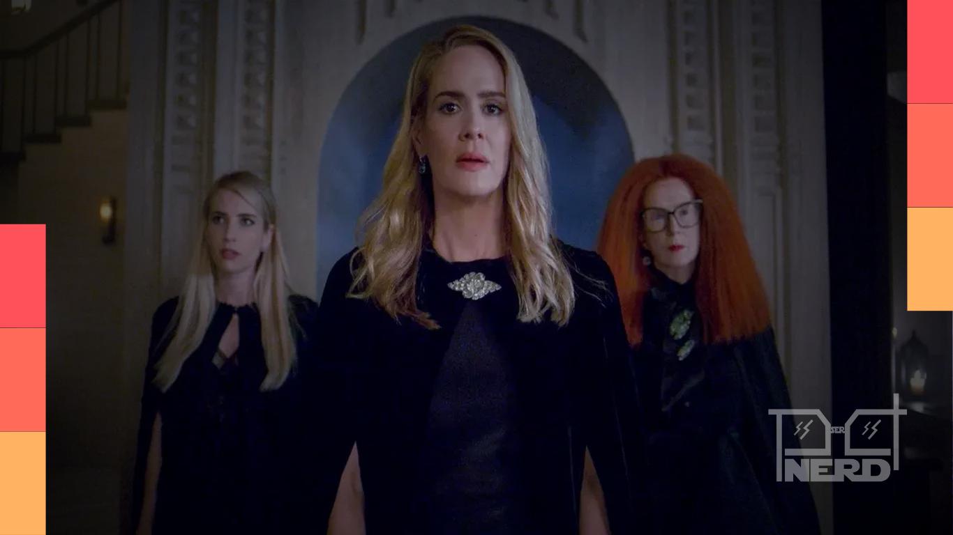 Cartaz de American Horror Story com indicação de estreia da 13ª temporada em setembro no Disney+.