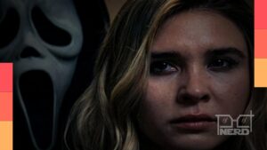 Cena de Neve Campbell como Sidney Prescott em Pânico 7, com Ghostface ao fundo