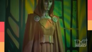 Comparação do figurino da Latveria Witch em Vingadores: Doutor Destino na SDCC, mostrando mudança do verde para o laranja