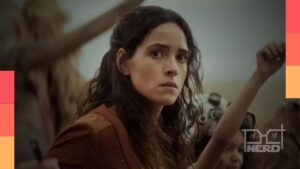 Adria Arjona ficando nervosa ao comentar Superman: Man of Tomorrow em entrevista