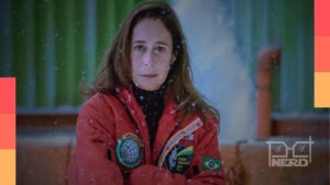 Cena de suspense de Antártida em base isolada, clima frio e tensão entre personagens