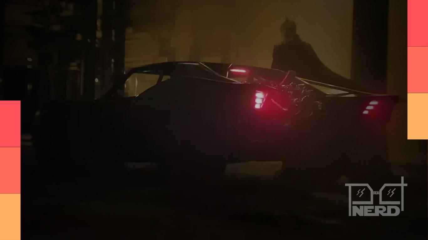 Batmóvel de Batman: Parte 2 com cenário de neve durante as filmagens em Glasgow