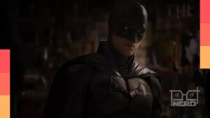 Imagem dos bastidores mostrando Robert Pattinson como Batman em Batman: Parte 2, com traje em sequência